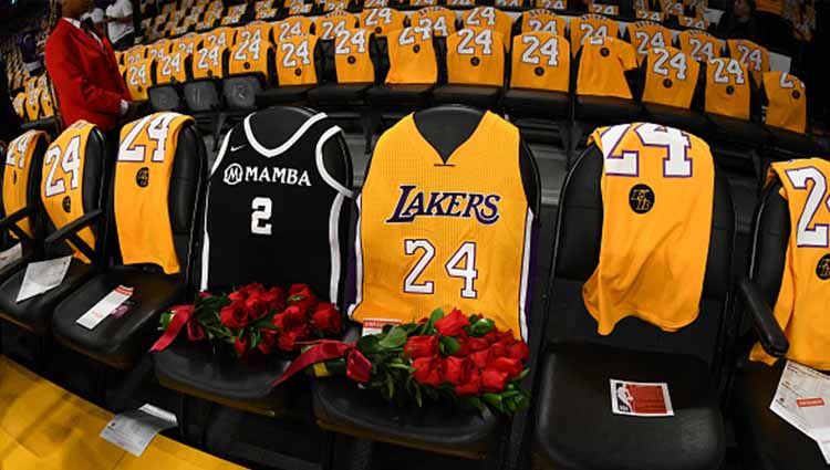 LA Lakers memberikan penghormatan terakhir untuk Kobe Bryant dan putrinya Gianna Mara-Onore di laga NBA melawan Portland Trail Blazers, Sabtu (01/02/20). Copyright: © Adam Pantozzi/NBAE via Getty Images