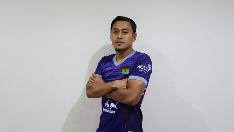 Samsul Arif menjadi pencetak gol Indonesia saat menghadapi Nepal pada 2014. Copyright: © Media Persita