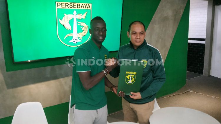 Makan Konate diperkenalkan sebagai pemain baru Persebaya Surabaya untuk Liga 1 2020 di kantor marketing klub, Sabtu (1/2/20). Copyright: © Fitra Herdian Ariestianto/INDOSPORT