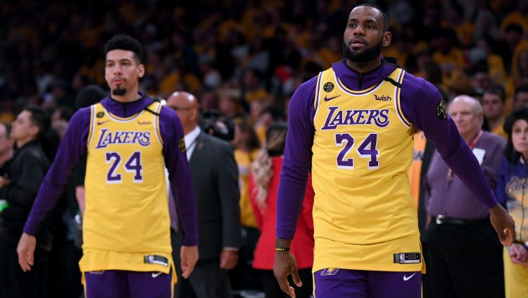 LeBron James dan Danny Green mengenakan jersey Kobe Bryant. Copyright: © Harry How/Getty Images