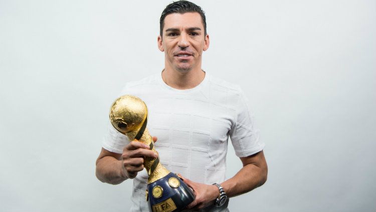 Legenda sepak bola Brasil, Lucio, resmi gantung sepatu. Copyright: © Sebastian Gollnow/picture alliance via Getty Images