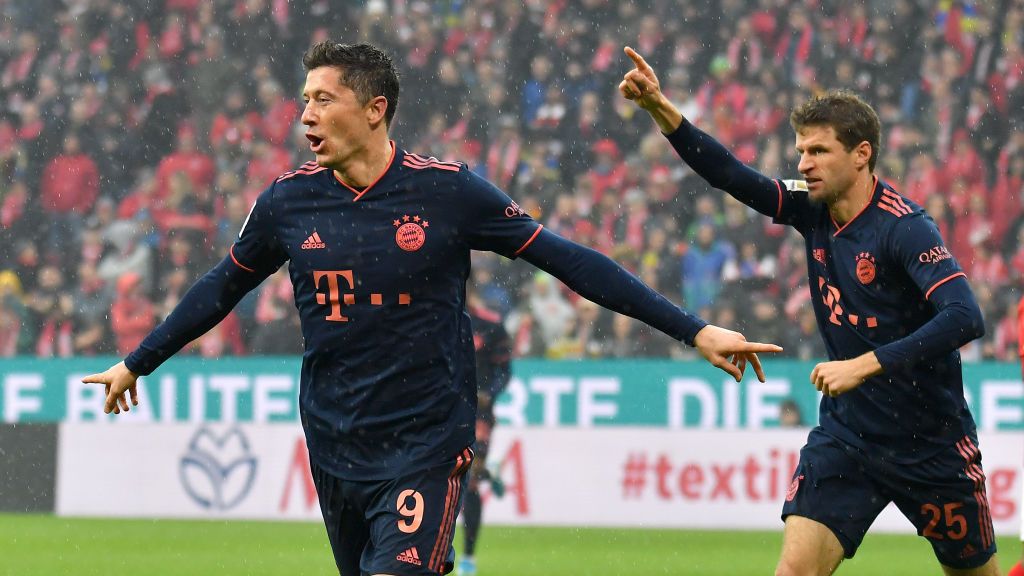 Robert Lewandowski merayakan golnya di laga Mainz 05 vs Bayern Munchen Copyright: © Torsten Silz/picture alliance via Getty Images