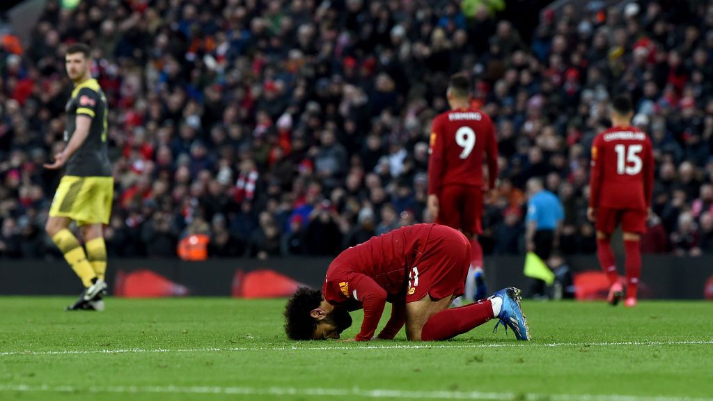 Mohamed Salah lakukan sujud syukur usai mencetak gol dalam laga Liverpool vs Southampton. Copyright: © John Powell/Liverpool FC via Getty Images