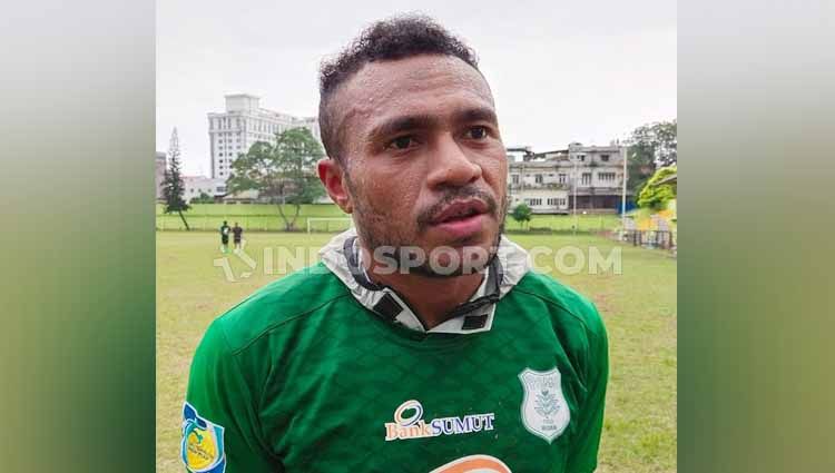 Siap bersaing striker asal Papua, Ananias Fingkreuw, ia dikontrak selama satu musim untuk mengarungi Liga 2 2020. Copyright: © Aldi Aulia Anwar/INDOSPORT