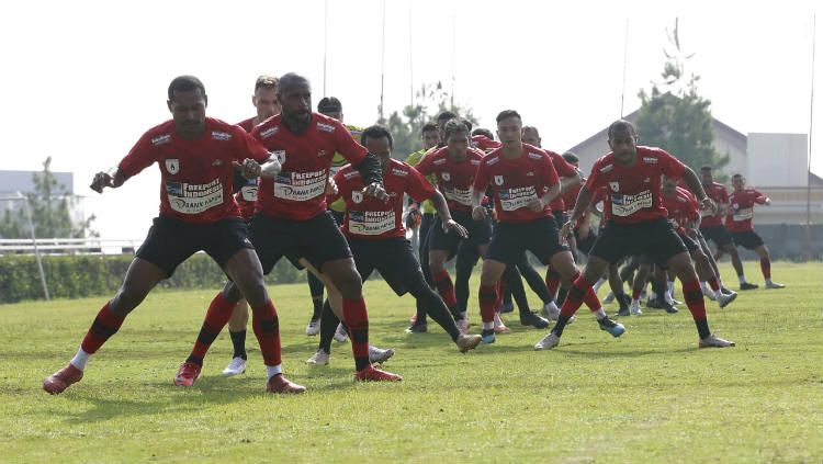 Skuat Persipura Jayapura, termasuk Arthur Cunha da Rocha dan Sylvano Comvalius, menjalani pemusatan latihan di Malang menjelang Liga 1 2020. Copyright: © Media Officer Persipura