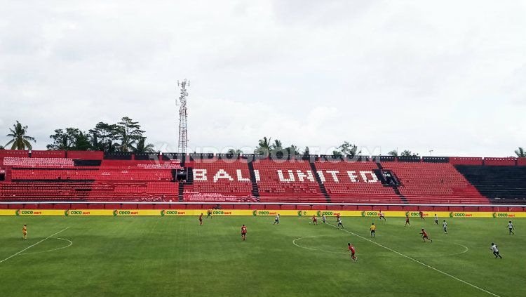 Ribuan kursi yang dibeli klub Liga 1 Bali United, sudah tertata rapi di tribun timur Stadion Kapten I Wayan Dipta, Gianyar. Copyright: © Nofik Lukman Hakim/INDOSPORT