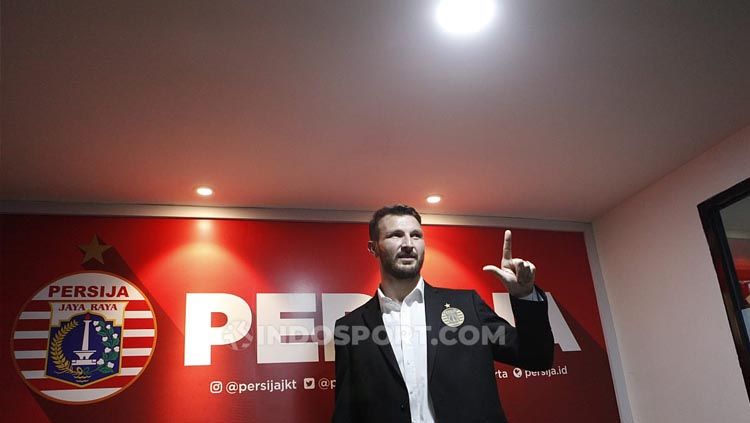 Marco Motta saat diperkenalken sebagai pemain baru klub Liga 1 2020, Persija Jakarta. Copyright: © Herry Ibrahim/INDOSPORT