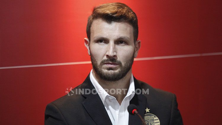 Bek anyar Persija Jakarta, Marco Motta, meluapkan kegembiraan dengan cara berkelas setelah membantu timnya menang di laga pembuka Liga 1 2020, Minggu (01/03/20) Copyright: © Herry Ibrahim/INDOSPORT