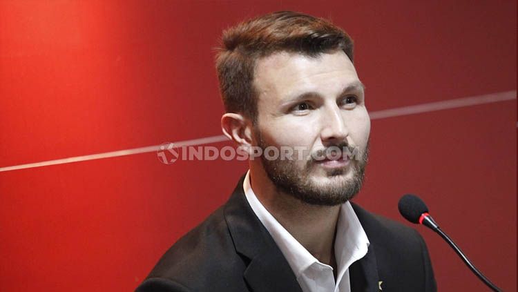 Pemain Persija Jakarta, Marco Motta merasa terharu melihat aksi yang dilakukan para tim media di sebuah rumah sakit. Copyright: © Herry Ibrahim/INDOSPORT