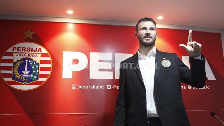 Persija Jakarta kembali menambah jumlah donasi untuk memerangi virus Corona lewat penjualan jersey dan sepatu eks Juventus, Marco Motta. Copyright: © Herry Ibrahim/INDOSPORT