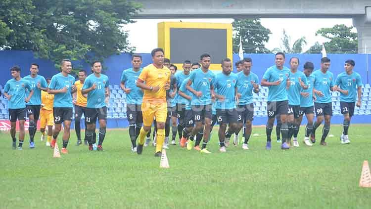 Para pemain klub Liga 2 Sriwijaya FC melakukan pemanasan di Stadion Bumi Sriwijaya. Copyright: © Effendi/Indosport