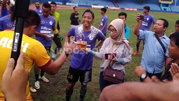 Perayaan ulang tahun pemain klub Liga 2 Sriwijaya FC, Fatkhur Ari Kusumawardani, usai latihan. Copyright: © Effendi/Indosport