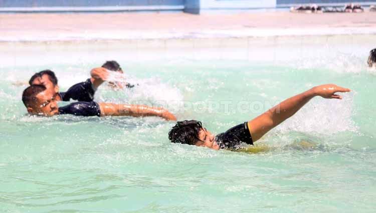 Persis Solo recovery dengan berenang di Kolam Renang Manahan, Solo, Selasa (04/02/20). Copyright: © Ronald Seger Prabowo/INDOSPORT