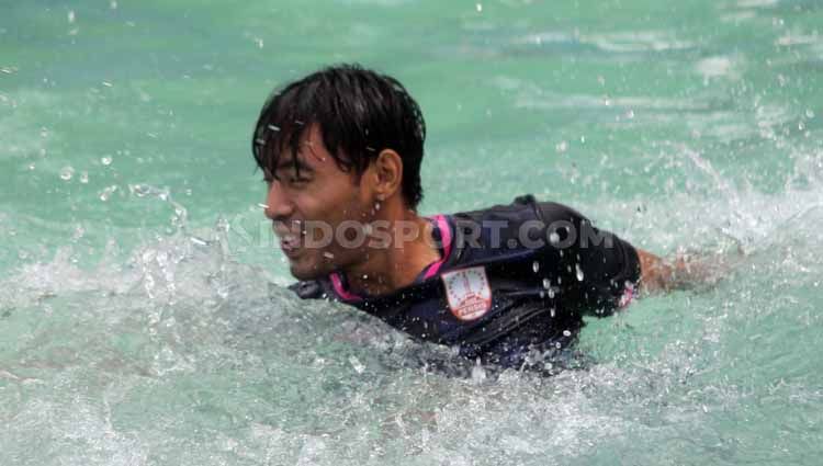 Gelandang baru Persis Solo, Syahroni dengan berenang di Kolam Renang Manahan, Solo, Selasa (04/02/20). Copyright: © Ronald Seger Prabowo/INDOSPORT