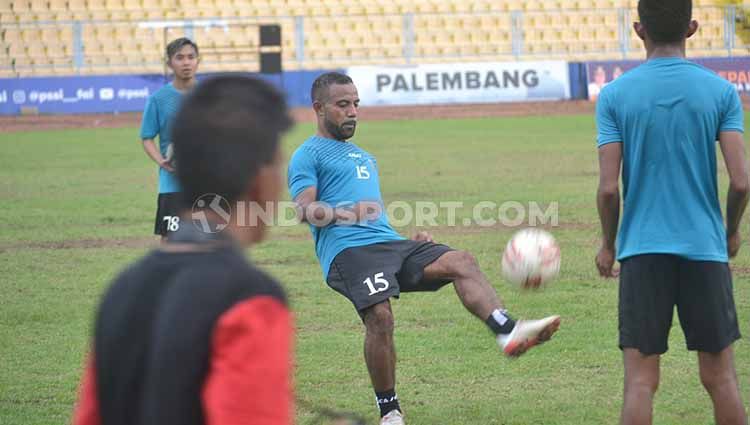 Jelang bergulirnya Liga 2 pada Maret nanti, penggawa Sriwijaya FC terus melakukan persiapan. Latihan keras di jalani Ambrizal dkk setiap sore, mereka pun siap menantang klub Liga 1, PSM Makassar. Copyright: © Muhammad Effendi/INDOSPORT
