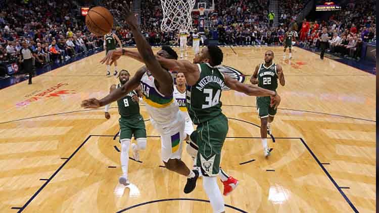 Momen pertarungan antara dua bintang muda NBA dari tim New Orleans Pelicans, Zion Williamson (kiri) dan Giannis Antetokounmpo, bintang Milwaukee Bucks Copyright: © Jonathan Bachman/GettyImages