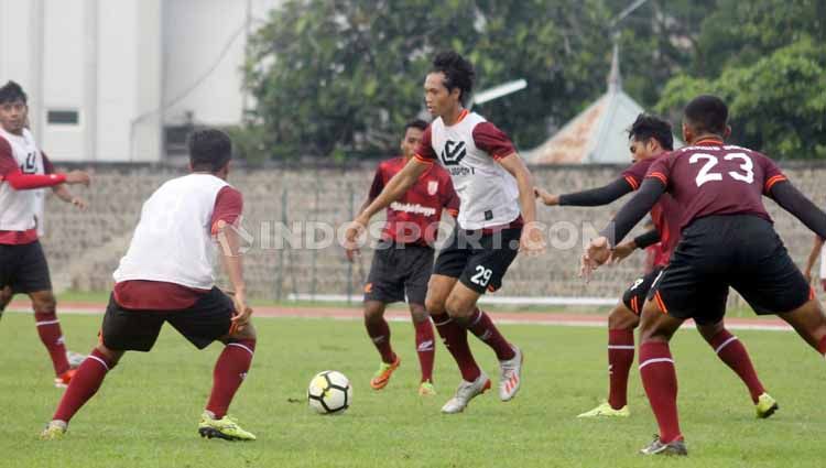 Program latihan Timnas Senior Indonesia dibandingkan dengan klub Liga 2, Persis Solo. Copyright: © Ronald Seger Prabowo/INDOSPORT