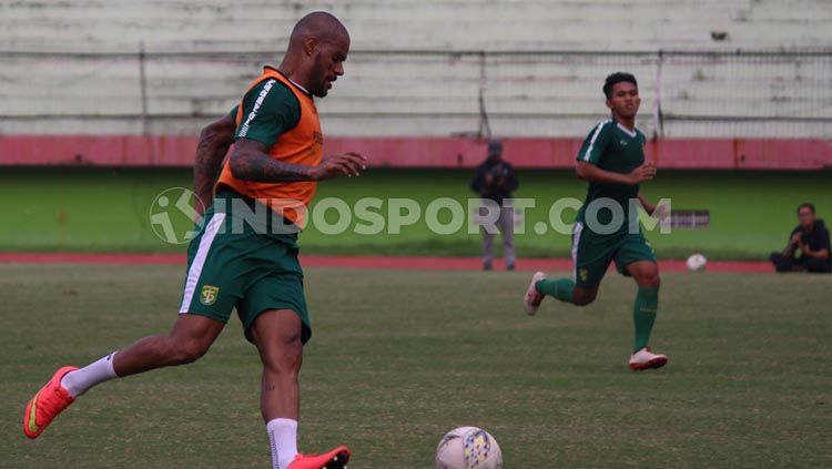 Penampilan David Da Silva mendapatkan pujian dari tim pelatih Persebaya. Copyright: © Fitra Herdian/INDOSPORT