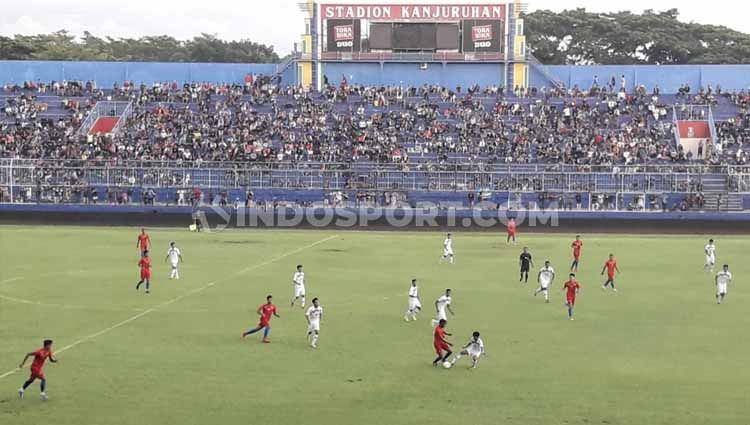 Panpel Arema FC mengerjakan tugas berat jelang final leg pertama Piala Presiden 2022 di Stadion Kanjuruhan Malang, Kamis (14/07/22). Copyright: © Ian Setiawan/INDOSPORT