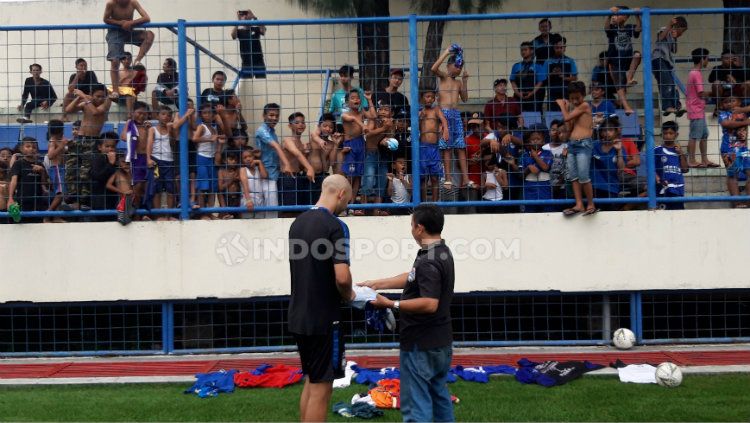 Bomber asing klub Liga 1 PSIS Semarang, Bruno Silva, diserbu para penggemarnya usai timnya melakukan latihan di Stadion Citarum, Kamis (6/2/20) sore. Copyright: © Alvin Syaptia Pratama/INDOSPORT