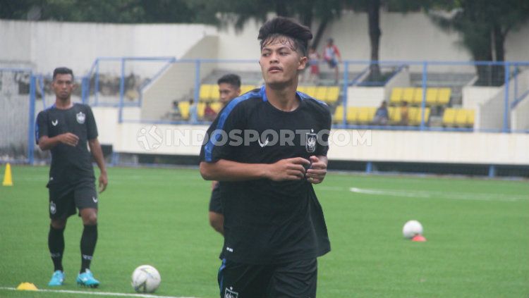 Pemain muda PSIS Semarang Alfeandra Dewangga Santosa tidak menyangka dipanggil ke TC Timnas Indonesia besutan Shin Tae-yong. Copyright: © Alvin Syaptia Pratama/INDOSPORT