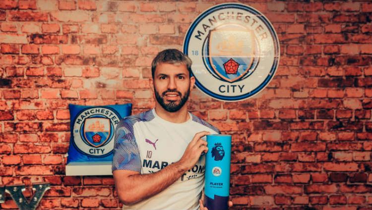 Sergio Aguero saat memenangkan award player of the month. Copyright: © Twitter.com/@premierleague