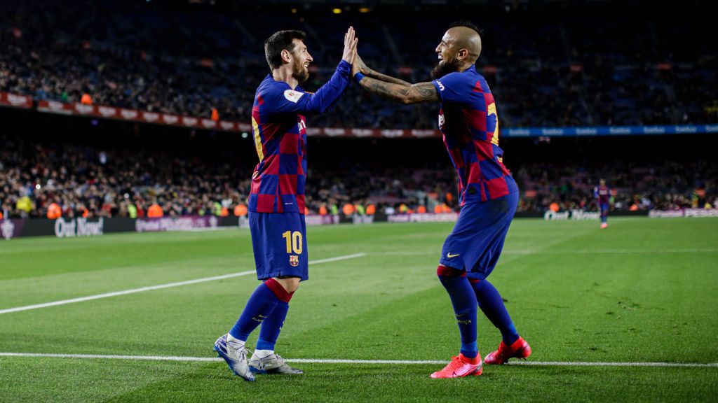 Dua bintang Barcelona, Lionel Messi dan Arturo Vidal, yang santer dikabarkan untuk hengkang ke Inter Milan. Copyright: © Xavier Bonilla/NurPhoto via Getty Images