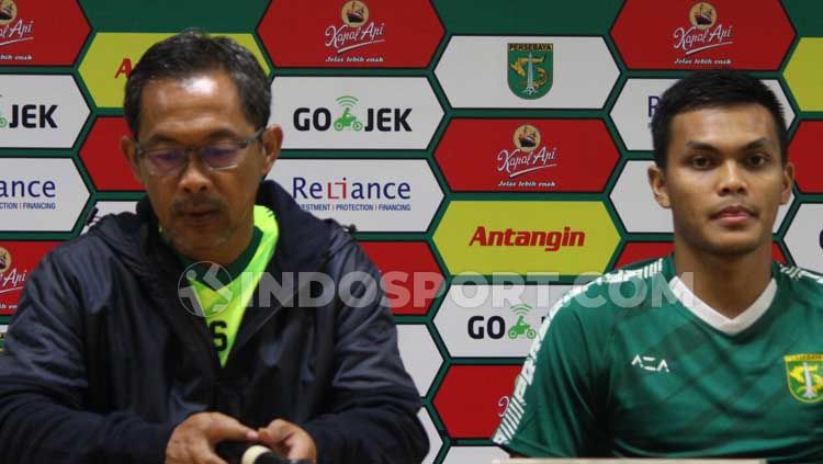 Pelatih dan klub Liga 1, Persebaya Surabaya, Aji Santoso (kiri) dan Rachmat Irianto saat konferensi pers. Copyright: © Fitra Herdian/INDOSPORT