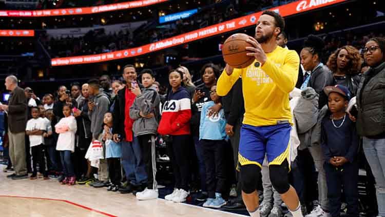 Bintang basket NBA, Stephen Curry saat latihan menembak bola sebelum Golden State Warriors bertanding. Copyright: © Patrick McDermott/GettyImages