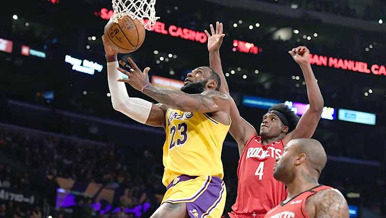 Pebasket LeBron James (23) dari Los Angeles Lakers di laga NBA melawan Houston Rockets. Copyright: © Kevork Djansezian/Getty Images