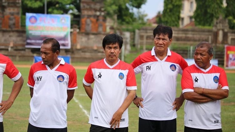 Terlihat para mantan penggawa Gelora Dewata menggunakan replika jersey saat tampil di Piala Winners Asia 1994 lalu. Copyright: © Dok Siwo PWI Bali