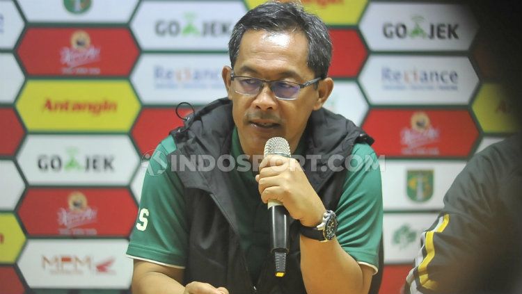 Aji Santoso saat konferensi pers klub Liga 1 Persebaya Surabaya, Sabtu (08/02/20). Copyright: © Fitra Herdian Ariestianto/INDOSPORT