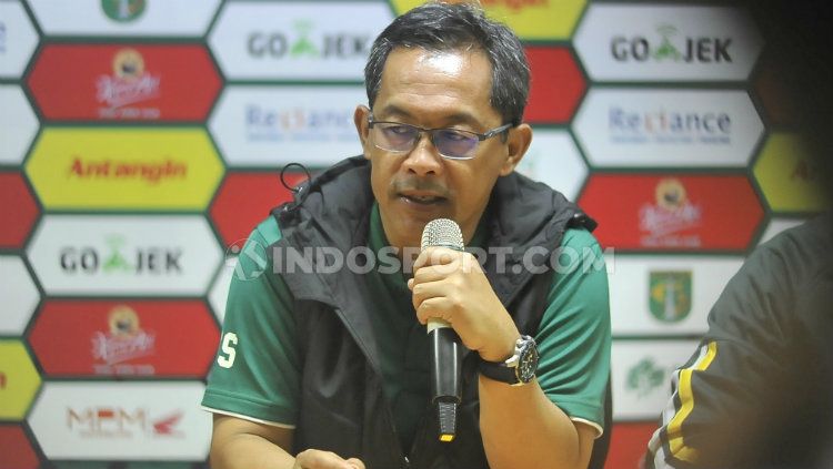 Pelatih Persebaya Surabaya, Aji Santoso, sangat antusias jelang pertemuan timnya melawan Arema FC, dalam babak semifinal Piala Gubernur Jatim (PGJ) 2020 pada Selasa (18/2/20) besok. Melawan Arema, Aji menilai sudah banyak perubahan di kubu calon lawannya tersebut. Copyright: © Fitra Herdian Ariestianto/INDOSPORT