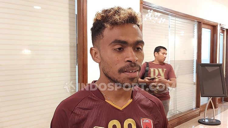 Pesepak bola asal Yapen, Yakob Sayuri, mengakui kalau kepindahannya ke klub Liga 1 PSM Makassar merupakan sebuah keputusan yang sangat berat baginya. Copyright: © Adriyan Adirizky/INDOSPORT