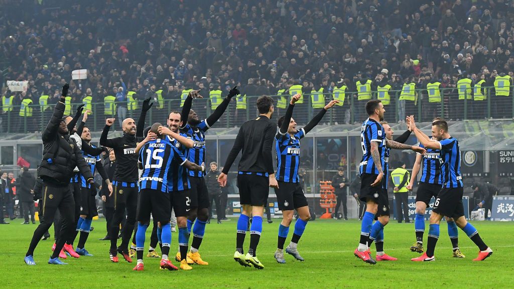 Perayaan skuat Inter Milan usai kalahkan AC Milan di Serie A Italia. Copyright: © Alessandro Sabattini/Getty Images