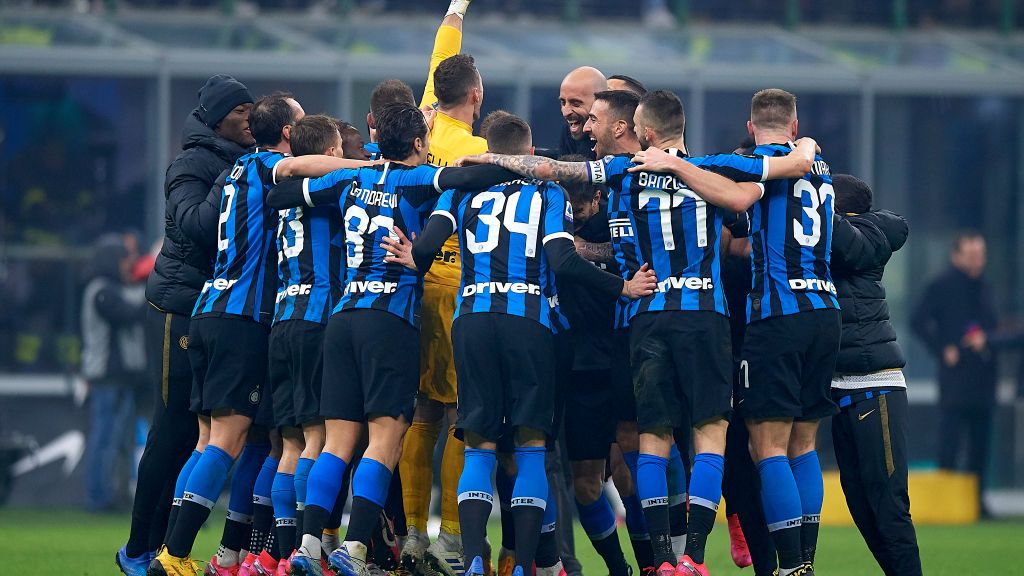 Skuat Inter Milan merayakan keberhasilan mereka usai kandaskan AC Milan Copyright: © Pablo Morano/MB Media/Getty Images