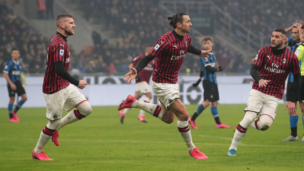 Striker AC Milan, Zlatan Ibrahimovic melakukan selebrasi usai mencetak gol ke gawang Inter Milan Copyright: © Emilio Andreoli/Getty Images