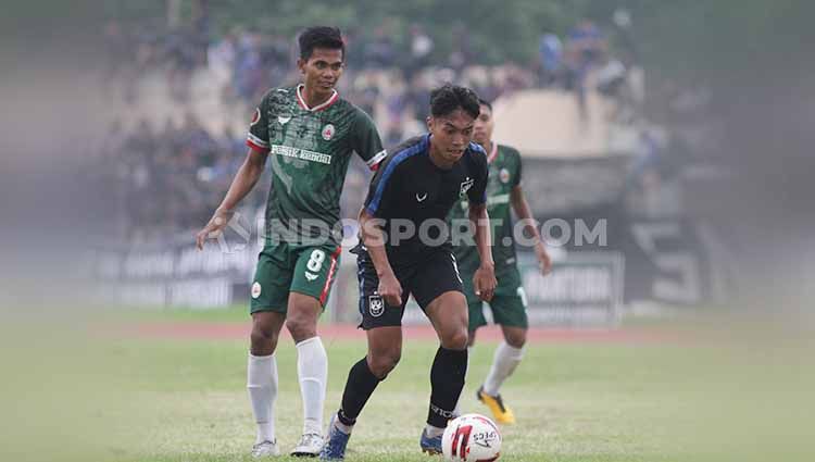 Pemain belakang klub Liga 1 PSIS Semarang, Riyan Ardiyansyah telah berhasil menyelesaikan skripsi dan diuji di hadapan dosen pembimbing. Copyright: © Alvin Syaptia Pratama/INDOSPORT
