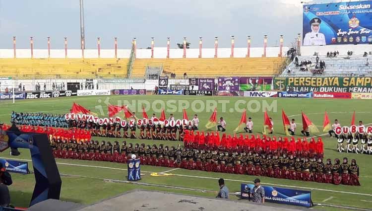 Sekitar 300-an murid madrasah se Kabupaten Bangkalan menampilkan tarian kolosal daerah sebagai open ceremony Piala Gubernur Jatim Grup A di Stadion Gelora Bangkalan, Jatim Copyright: © Ian Setiawan/INDOSPORT