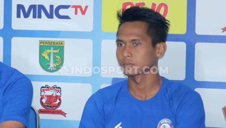 Kapten tim Arema FC, Hendro Siswanto mengaku belum sepenuhnya percaya dengan kebijakan PSSI maupun PT Liga Indonesia Baru (PT LIB) yang menunda kelanjutan Liga. Copyright: © Ian Setiawan/INDOSPORT