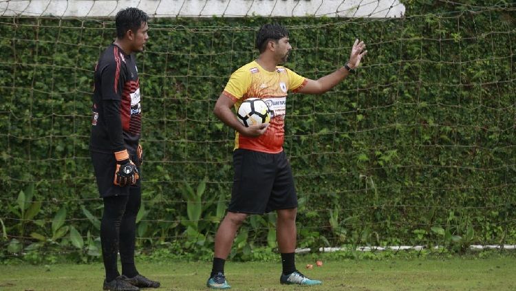 Pelatih Kiper Persipura, Gerson Rios (kanan), sedang memberi arahan kepada kiper utama Persipura, Dede Sulaiman. Copyright: © Media Officer Persipura