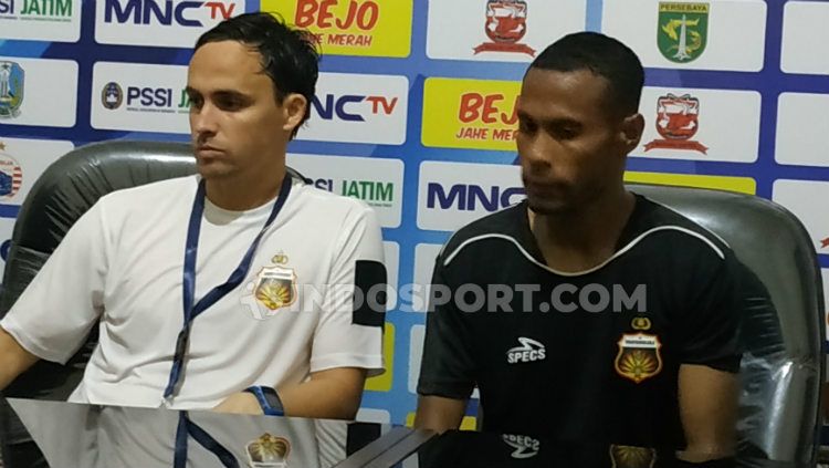 Pemain dan pelatih Bhayangkara FC, Ruben Sanadi dan Paul Munster saat konferensi pers usai laga, Senin (10/2/20). Copyright: © Fitra Herdian Ariestianto/INDOSPORT