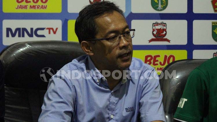 Pelatih Persebaya Surabaya, Aji Santoso tampaknya semakin tenang menjelang Liga 1 yang akan bergulir pada 29 Februari 2020 nanti. Copyright: © Fitra Herdian/INDOSPORT