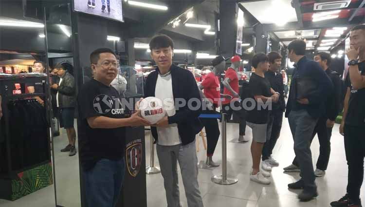 Pelatih Timnas Indonesia, Shin Tae-yong saat mengunjungi Bali United Megastore, Selasa (11/02/20). Copyright: © Nofik Lukman Hakim/INDOSPORT