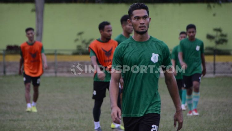 Eks pemain Persita Tangerang, Azka Fauzi, telah gabung latihan bersama klub Liga 2, PSMS Medan. Copyright: © Aldi Aulia Anwar/INDOSPORT