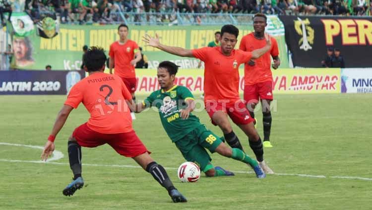 Pertandingan Piala Gubernur Jatim 2020 antara dua tim favorit Liga 1 2020, Persebaya vs Bhayangkara FC. Copyright: © Fitra Herdian/INDOSPORT