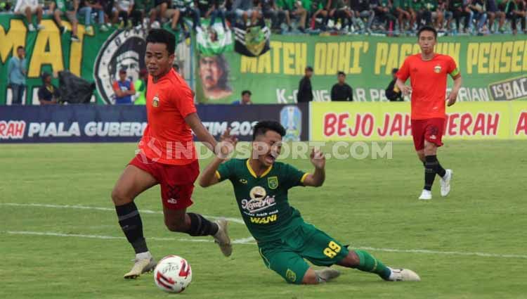 Pelatih Persebaya, Aji Santoso, pun membongkar alasan yang membuat timnya menelan kekalahan atas Bhayangkara Fc di Piala Gubernur Jatim (PGJ). Copyright: © Fitra Herdian/INDOSPORT