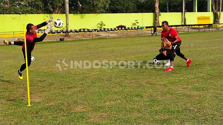 M. Halim saat memimpin langsung latihan para penjaga gawang PSMS Medan di Stadion Kebun Bunga, Medan, Rabu (12/2/2020) sore. Copyright: © Aldi Aulia Anwar/INDOSPORT