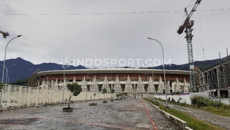 Stadion Papua Bangkit tampak dari luar. Copyright: © INDOSPORT/Sudjarwo