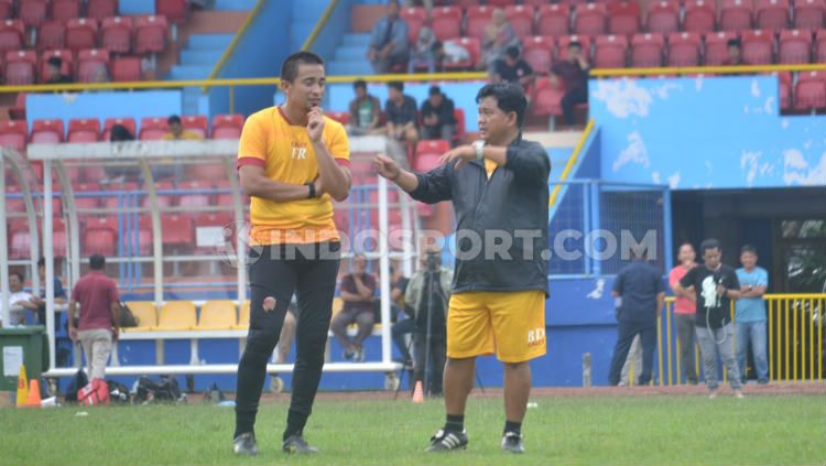 Pelatih Sriwijaya FC, Budiarjo Thalib, bersama pelatih kiper, Ferry Rotinsullu, memimpin latihan tim menjelang kick-off Liga 2 2020. Copyright: © Muhammad Effendi/INDOSPORT